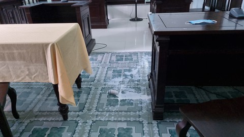Giám đốc công ty bất động sản nghi uống thuốc diệt côn trùng tại tòa - Ảnh 1. Giám đốc công ty bất động sản nghi uống thuốc diệt côn trùng tại tòa - Ảnh 1.