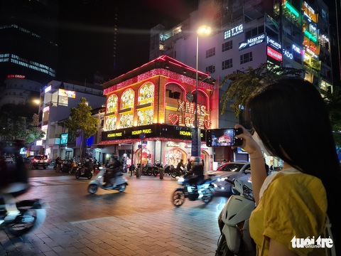 Giới trẻ TP.HCM trải nghiệm ‘mưa tuyết’, thích thú với tiết trời mát lạnh mùa Noel - Ảnh 2. Giới trẻ TP.HCM trải nghiệm ‘mưa tuyết’, thích thú với tiết trời mát lạnh mùa Noel - Ảnh 2.