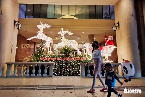 Giới trẻ TP.HCM trải nghiệm ‘mưa tuyết’, thích thú với tiết trời mát lạnh mùa Noel - Ảnh 8. Giới trẻ TP.HCM trải nghiệm ‘mưa tuyết’, thích thú với tiết trời mát lạnh mùa Noel - Ảnh 8.