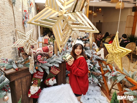 Giới trẻ TP.HCM trải nghiệm ‘mưa tuyết’, thích thú với tiết trời mát lạnh mùa Noel - Ảnh 6. Giới trẻ TP.HCM trải nghiệm ‘mưa tuyết’, thích thú với tiết trời mát lạnh mùa Noel - Ảnh 6.