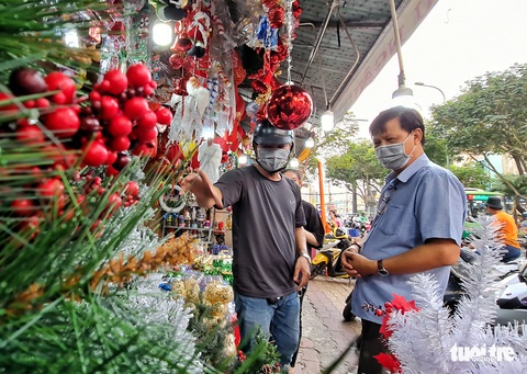 Giới trẻ TP.HCM trải nghiệm ‘mưa tuyết’, thích thú với tiết trời mát lạnh mùa Noel - Ảnh 11. Giới trẻ TP.HCM trải nghiệm ‘mưa tuyết’, thích thú với tiết trời mát lạnh mùa Noel - Ảnh 11.