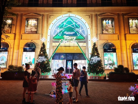 Giới trẻ TP.HCM trải nghiệm ‘mưa tuyết’, thích thú với tiết trời mát lạnh mùa Noel - Ảnh 9. Giới trẻ TP.HCM trải nghiệm ‘mưa tuyết’, thích thú với tiết trời mát lạnh mùa Noel - Ảnh 9.