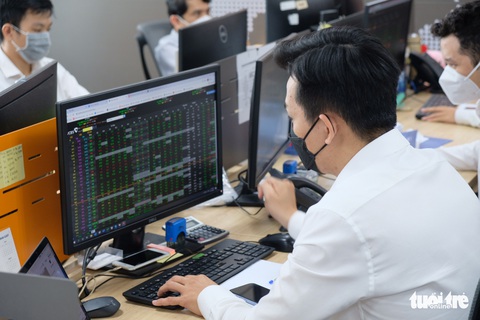 Chứng khoán tăng dè dặt, cổ phiếu ngân hàng dậy sóng - Ảnh 1. Chứng khoán tăng dè dặt, cổ phiếu ngân hàng dậy sóng - Ảnh 1.
