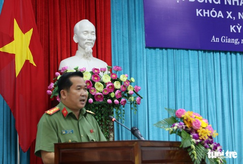 Đại tá Đinh Văn Nơi trả lời chất vấn về vụ đánh đề 2.000 tỉ đồng và buôn lậu - Ảnh 1. Đại tá Đinh Văn Nơi trả lời chất vấn về vụ đánh đề 2.000 tỉ đồng và buôn lậu - Ảnh 1.