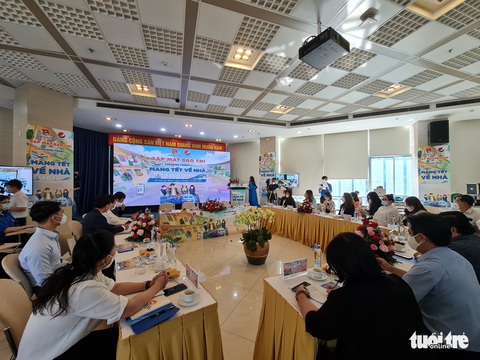 Hơn 3.000 vé máy bay, tàu xe Tết tặng cho sinh viên, công nhân - Ảnh 1. Hơn 3.000 vé máy bay, tàu xe Tết tặng cho sinh viên, công nhân - Ảnh 1.