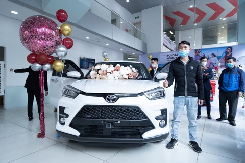 Khách hàng lái thử Toyota Raize tại đại lý: Xoá tan nhiều nghi ngại - Ảnh 3. Khách hàng lái thử Toyota Raize tại đại lý: Xoá tan nhiều nghi ngại - Ảnh 3.