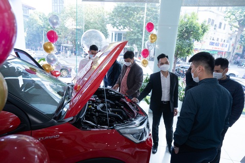 Khách hàng lái thử Toyota Raize tại đại lý: Xoá tan nhiều nghi ngại - Ảnh 4. Khách hàng lái thử Toyota Raize tại đại lý: Xoá tan nhiều nghi ngại - Ảnh 4.