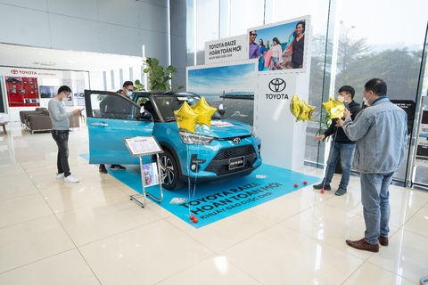 Khách hàng lái thử Toyota Raize tại đại lý: Xoá tan nhiều nghi ngại - Ảnh 5. Khách hàng lái thử Toyota Raize tại đại lý: Xoá tan nhiều nghi ngại - Ảnh 5.