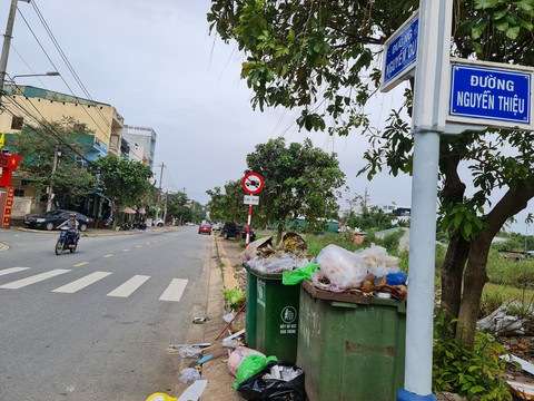 Một hộ dân chặn đường, rác ùn ứ khắp TP Quảng Ngãi - Ảnh 2. Một hộ dân chặn đường, rác ùn ứ khắp TP Quảng Ngãi - Ảnh 2.