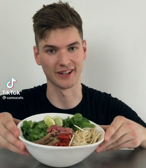 TikToker nổi tiếng thế giới Sam Way ở London trổ nghề nấu phở ra sao? - Ảnh 1. TikToker nổi tiếng thế giới Sam Way ở London trổ nghề nấu phở ra sao? - Ảnh 1.