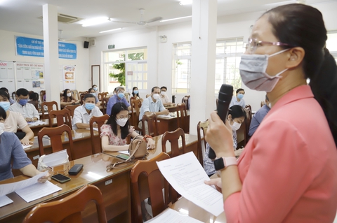 Học sinh lớp 9, 12 ở TP.HCM trở lại trường: Không yêu cầu dạy trực tiếp tất cả các môn - Ảnh 1. Học sinh lớp 9, 12 ở TP.HCM trở lại trường: Không yêu cầu dạy trực tiếp tất cả các môn - Ảnh 1.