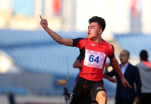 Lê Tú Chinh vô đối trên đường đua 100m - Ảnh 2. Lê Tú Chinh vô đối trên đường đua 100m - Ảnh 2.