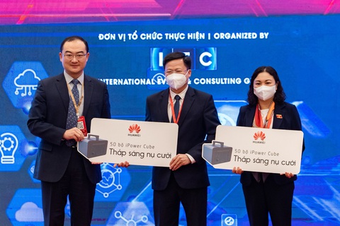 Huawei trao tặng 100 trạm sạc dự phòng di động cho các trường vùng sâu - Ảnh 1. Huawei trao tặng 100 trạm sạc dự phòng di động cho các trường vùng sâu - Ảnh 1.