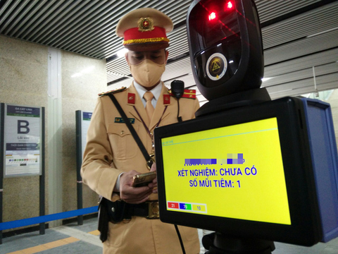 Metro Cát Linh - Hà Đông thí điểm camera quét căn cước công dân gắn chip - Ảnh 1. Metro Cát Linh - Hà Đông thí điểm camera quét căn cước công dân gắn chip - Ảnh 1.