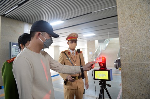 Metro Cát Linh - Hà Đông thí điểm camera quét căn cước công dân gắn chip - Ảnh 2. Metro Cát Linh - Hà Đông thí điểm camera quét căn cước công dân gắn chip - Ảnh 2.