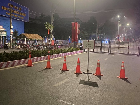 Bình Dương có sinh viên mắc COVID-19, phong tỏa trong đêm - Ảnh 2. Bình Dương có sinh viên mắc COVID-19, phong tỏa trong đêm - Ảnh 2.