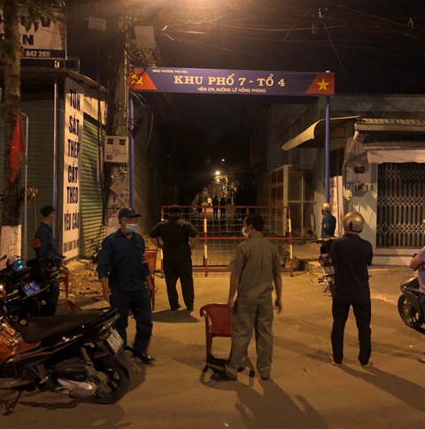 Bình Dương có sinh viên mắc COVID-19, phong tỏa trong đêm - Ảnh 1. Bình Dương có sinh viên mắc COVID-19, phong tỏa trong đêm - Ảnh 1.