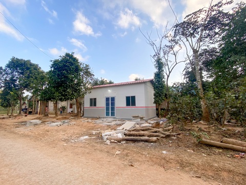 Xây lại nhà cũng là trao cơ hội cho các em đến trường - Ảnh 3. Xây lại nhà cũng là trao cơ hội cho các em đến trường - Ảnh 3.