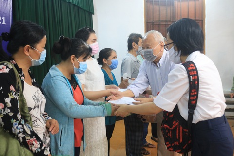 TP.HCM: Mong tiền hỗ trợ tết sớm đến với nhiều người mù - Ảnh 2. TP.HCM: Mong tiền hỗ trợ tết sớm đến với nhiều người mù - Ảnh 2.