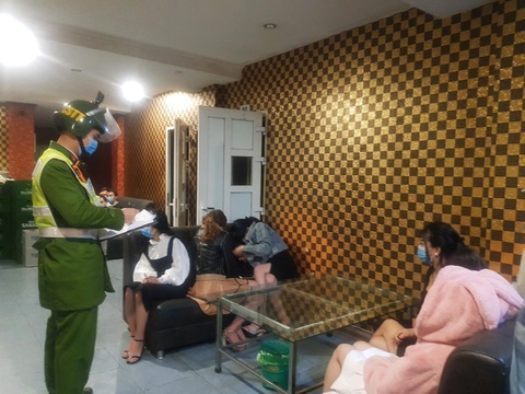 Xử phạt, buộc cách ly có trả phí nhóm 14 nam nữ hát karaoke bất chấp lệnh cấm - Ảnh 2. Xử phạt, buộc cách ly có trả phí nhóm 14 nam nữ hát karaoke bất chấp lệnh cấm - Ảnh 2.