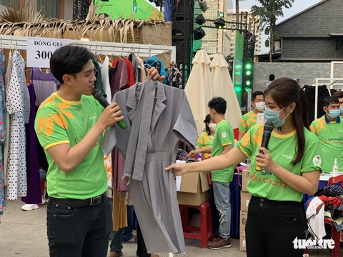 Văn nghệ sĩ quyên góp và vận động hơn 100 triệu đồng cho bệnh nhi ung thư - Ảnh 1. Văn nghệ sĩ quyên góp và vận động hơn 100 triệu đồng cho bệnh nhi ung thư - Ảnh 1.