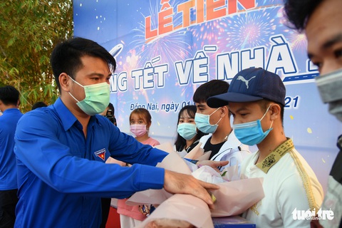 Tiễn sinh viên, thanh niên công nhân Đồng Nai và Bình Dương về quê đón tết - Ảnh 1. Tiễn sinh viên, thanh niên công nhân Đồng Nai và Bình Dương về quê đón tết - Ảnh 1.