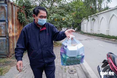 Ông nội 67 tuổi vượt gần 40km gửi đồ cho cháu lớp 3 trong khu cách ly - Ảnh 1. Ông nội 67 tuổi vượt gần 40km gửi đồ cho cháu lớp 3 trong khu cách ly - Ảnh 1.