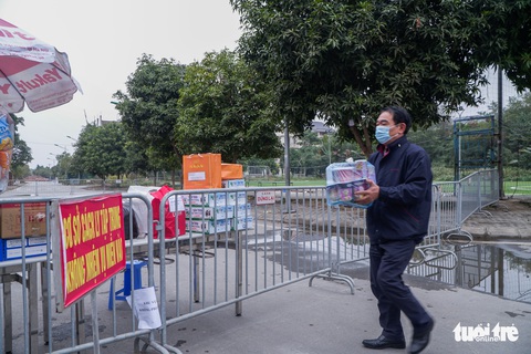 Ông nội 67 tuổi vượt gần 40km gửi đồ cho cháu lớp 3 trong khu cách ly - Ảnh 3. Ông nội 67 tuổi vượt gần 40km gửi đồ cho cháu lớp 3 trong khu cách ly - Ảnh 3.