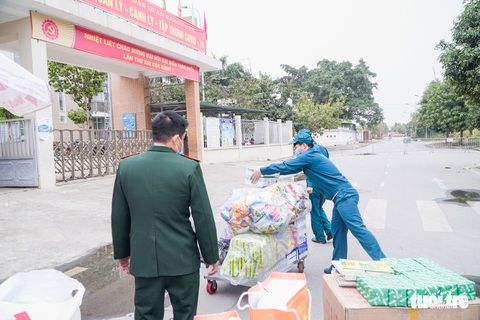 Ông nội 67 tuổi vượt gần 40km gửi đồ cho cháu lớp 3 trong khu cách ly - Ảnh 6. Ông nội 67 tuổi vượt gần 40km gửi đồ cho cháu lớp 3 trong khu cách ly - Ảnh 6.