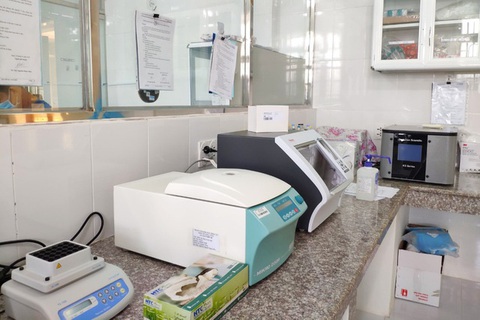 Máy xét nghiệm COVID-19 duy nhất của Đắk Nông mới mua đã gặp sự cố, phải gửi mẫu nơi khác - Ảnh 1. Máy xét nghiệm COVID-19 duy nhất của Đắk Nông mới mua đã gặp sự cố, phải gửi mẫu nơi khác - Ảnh 1.