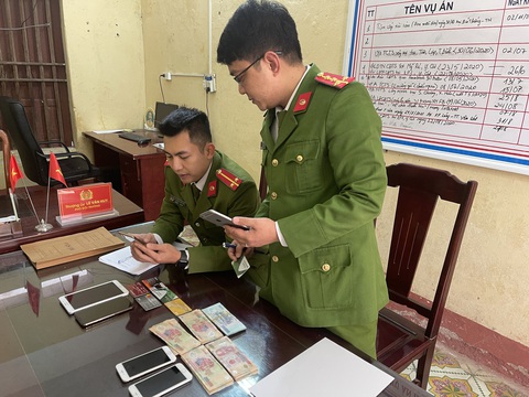 Nhắn tin lừa lấy mật khẩu tài khoản và mã OTP, chiếm đoạt 2,4 tỉ đồng - Ảnh 2. Nhắn tin lừa lấy mật khẩu tài khoản và mã OTP, chiếm đoạt 2,4 tỉ đồng - Ảnh 2.