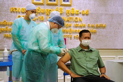 Con trai ông Hun Sen là người đầu tiên tiêm vắc xin từ Trung Quốc - Ảnh 1. Con trai ông Hun Sen là người đầu tiên tiêm vắc xin từ Trung Quốc - Ảnh 1.