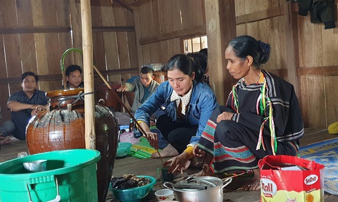Tết về, người Ê Đê đốt bò mừng tuổi mẹ - Ảnh 4. Tết về, người Ê Đê đốt bò mừng tuổi mẹ - Ảnh 4.