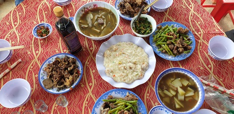 Tết về, người Ê Đê đốt bò mừng tuổi mẹ - Ảnh 7. Tết về, người Ê Đê đốt bò mừng tuổi mẹ - Ảnh 7.