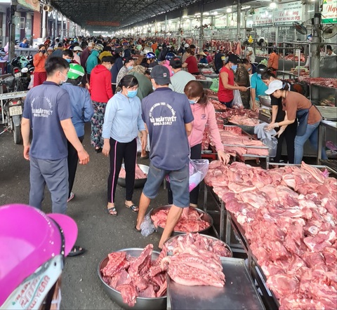 29 Tết, người dân ùn ùn đi mua thịt heo, giá sườn non tăng vun vút - Ảnh 2. 29 Tết, người dân ùn ùn đi mua thịt heo, giá sườn non tăng vun vút - Ảnh 2.