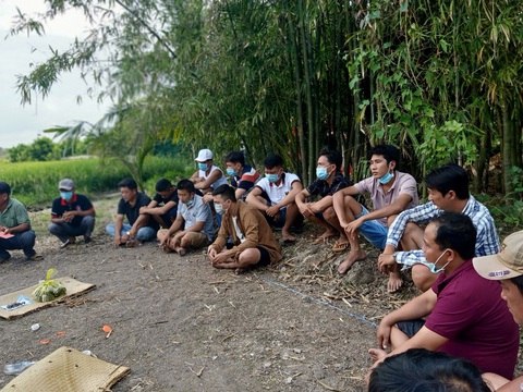 Bắt nhóm 15 người đá gà trưa 29 Tết - Ảnh 1. Bắt nhóm 15 người đá gà trưa 29 Tết - Ảnh 1.