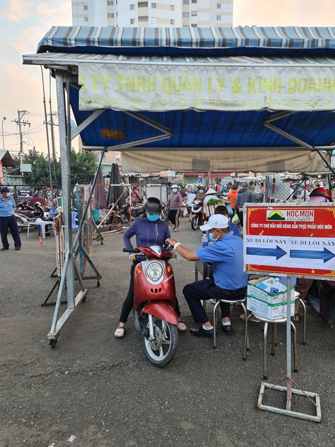 29 Tết, người dân ùn ùn đi mua thịt heo, giá sườn non tăng vun vút - Ảnh 3. 29 Tết, người dân ùn ùn đi mua thịt heo, giá sườn non tăng vun vút - Ảnh 3.