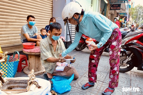 Anh em ‘Hiền - Lành’ hơn 20 năm nối nghiệp đánh bóng lư đồng - Ảnh 2. Anh em ‘Hiền - Lành’ hơn 20 năm nối nghiệp đánh bóng lư đồng - Ảnh 2.