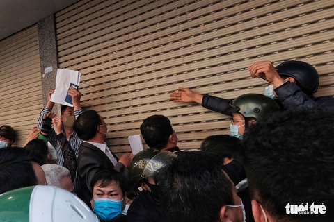 Người Hà Nội chen nhau mua pháo hoa về chơi Tết - Ảnh 7. Người Hà Nội chen nhau mua pháo hoa về chơi Tết - Ảnh 7.