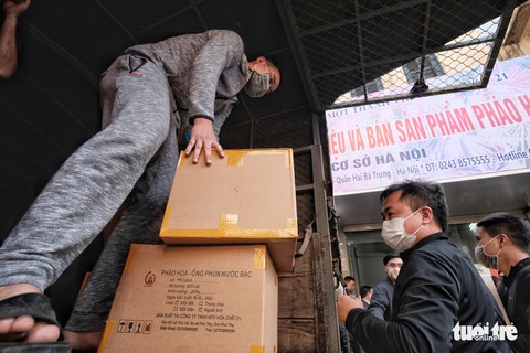 Người Hà Nội chen nhau mua pháo hoa về chơi Tết - Ảnh 8. Người Hà Nội chen nhau mua pháo hoa về chơi Tết - Ảnh 8.