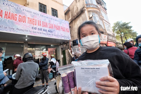 Người Hà Nội chen nhau mua pháo hoa về chơi Tết - Ảnh 9. Người Hà Nội chen nhau mua pháo hoa về chơi Tết - Ảnh 9.