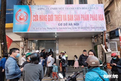 Người Hà Nội chen nhau mua pháo hoa về chơi Tết - Ảnh 10. Người Hà Nội chen nhau mua pháo hoa về chơi Tết - Ảnh 10.