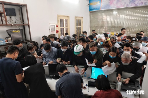 Người Hà Nội chen nhau mua pháo hoa về chơi Tết - Ảnh 2. Người Hà Nội chen nhau mua pháo hoa về chơi Tết - Ảnh 2.
