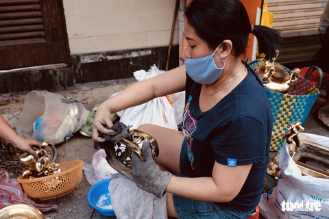 Anh em ‘Hiền - Lành’ hơn 20 năm nối nghiệp đánh bóng lư đồng - Ảnh 13. Anh em ‘Hiền - Lành’ hơn 20 năm nối nghiệp đánh bóng lư đồng - Ảnh 13.