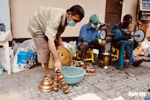 Anh em ‘Hiền - Lành’ hơn 20 năm nối nghiệp đánh bóng lư đồng - Ảnh 8. Anh em ‘Hiền - Lành’ hơn 20 năm nối nghiệp đánh bóng lư đồng - Ảnh 8.