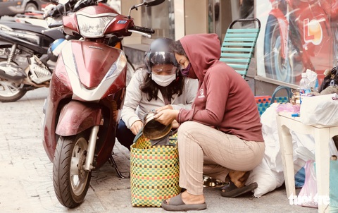 Anh em ‘Hiền - Lành’ hơn 20 năm nối nghiệp đánh bóng lư đồng - Ảnh 4. Anh em ‘Hiền - Lành’ hơn 20 năm nối nghiệp đánh bóng lư đồng - Ảnh 4.