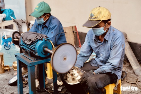 Anh em ‘Hiền - Lành’ hơn 20 năm nối nghiệp đánh bóng lư đồng - Ảnh 10. Anh em ‘Hiền - Lành’ hơn 20 năm nối nghiệp đánh bóng lư đồng - Ảnh 10.