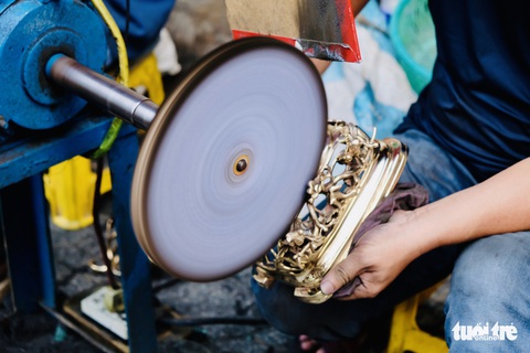 Anh em ‘Hiền - Lành’ hơn 20 năm nối nghiệp đánh bóng lư đồng - Ảnh 9. Anh em ‘Hiền - Lành’ hơn 20 năm nối nghiệp đánh bóng lư đồng - Ảnh 9.