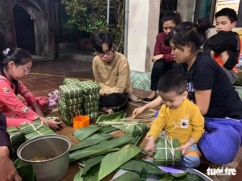 Người làng nghề bánh chưng: Bánh không ngon không bán cho khách - Ảnh 5. Người làng nghề bánh chưng: Bánh không ngon không bán cho khách - Ảnh 5.