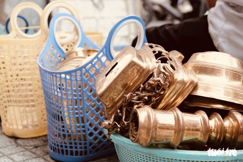 Anh em ‘Hiền - Lành’ hơn 20 năm nối nghiệp đánh bóng lư đồng - Ảnh 7. Anh em ‘Hiền - Lành’ hơn 20 năm nối nghiệp đánh bóng lư đồng - Ảnh 7.